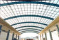 表面を塗るアーチの屋根の鉄骨フレームの商業建物の現代鉄骨構造