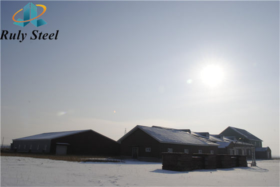 工業用サンドイッチパネルを備えた製鉄倉庫