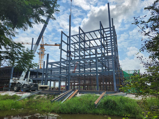 工業用サンドイッチパネルを備えた製鉄倉庫