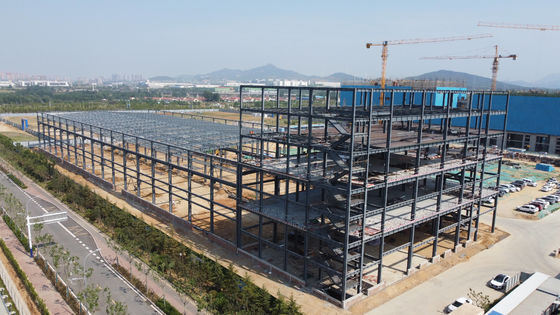 工業用サンドイッチパネルを備えた製鉄倉庫