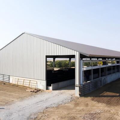 オープンハウスデザイン オーダーメイド 鋼鉄構造 屋根換気付き 牛飼いの棚